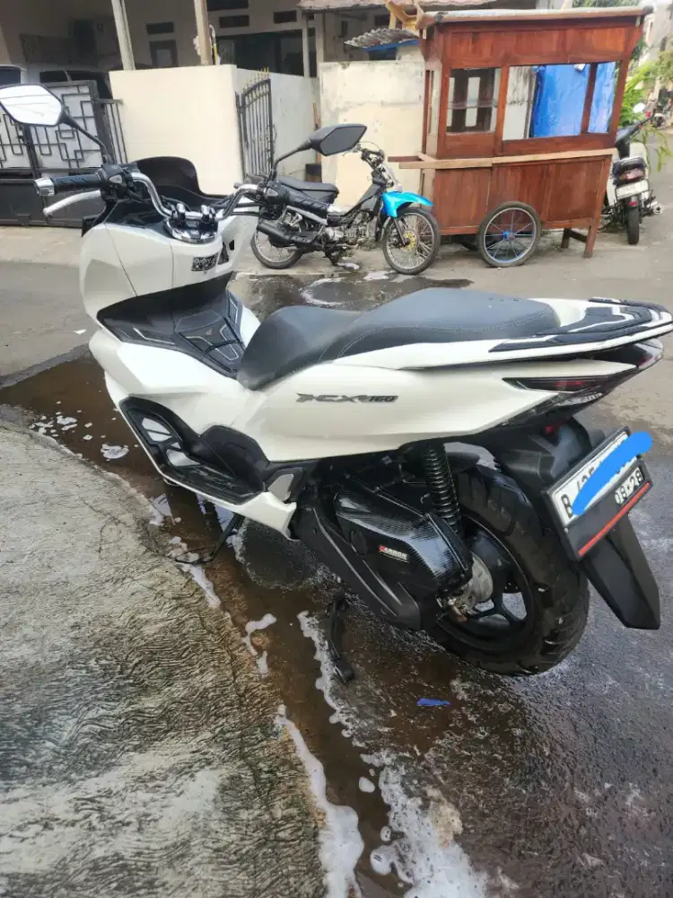 Honda PCX 160 2023 putih, plat