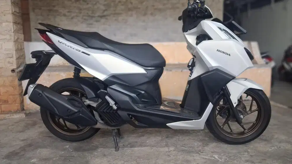 (B) Honda Vario 160 CBS ISS Tahun 2024