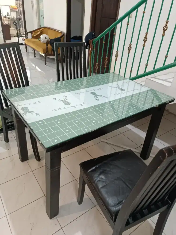 Preloved - Set Meja Makan & 4 Kursi
