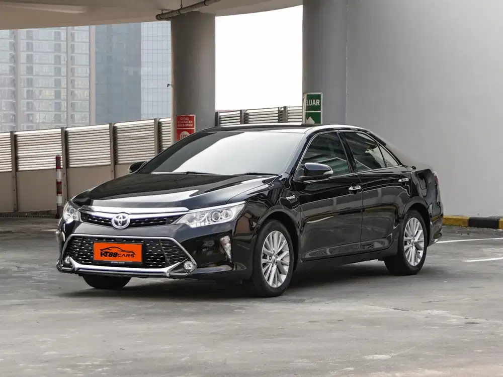 Toyota Camry 2.5 L Hybrid Matic 2017 hitam ganjil