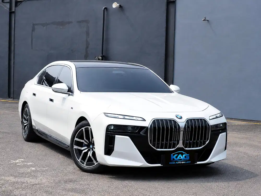 BMW 735i M-Sport 2024 Km antik mobil cakep banget