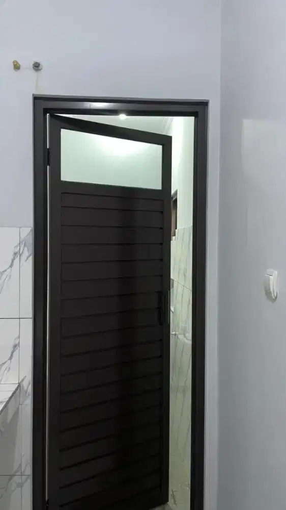 pintu kamar mandi almunium