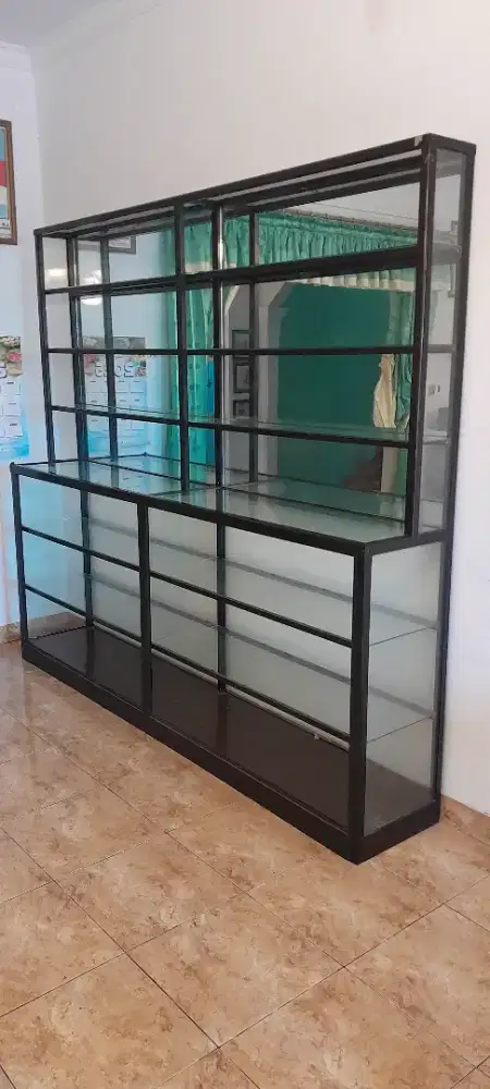 Etalase besar bekas parfum mulus,nego sampai jadi