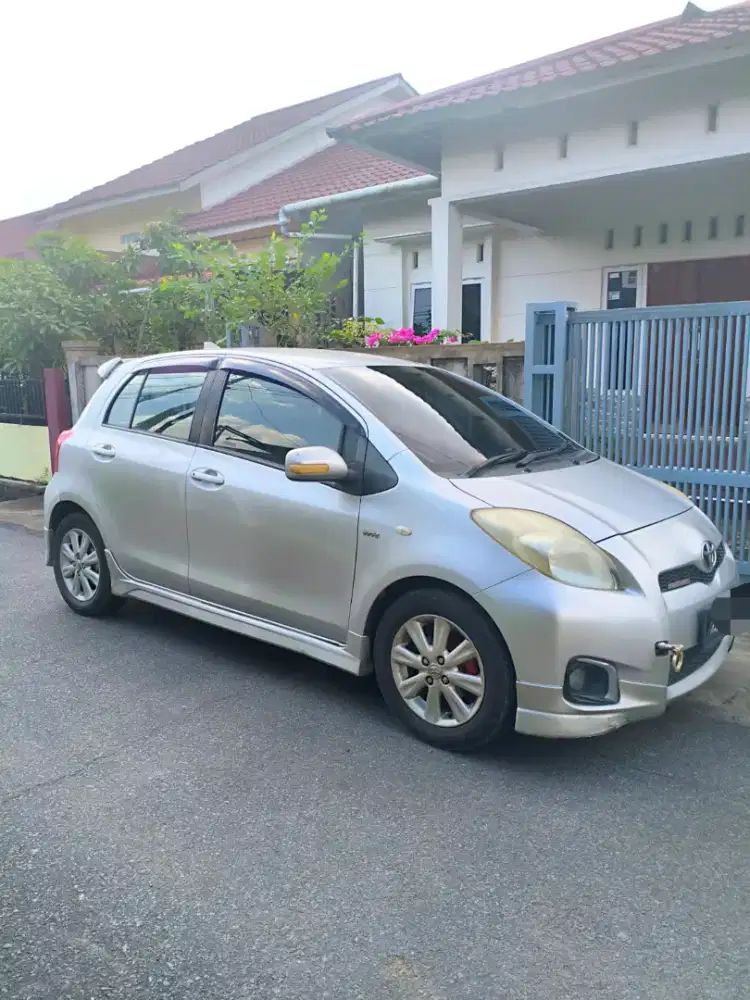 Toyota Yaris type E manual tahun 2012 Silver