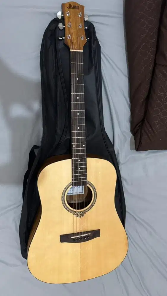Gitar akustik merek dluxe masih baru mulus