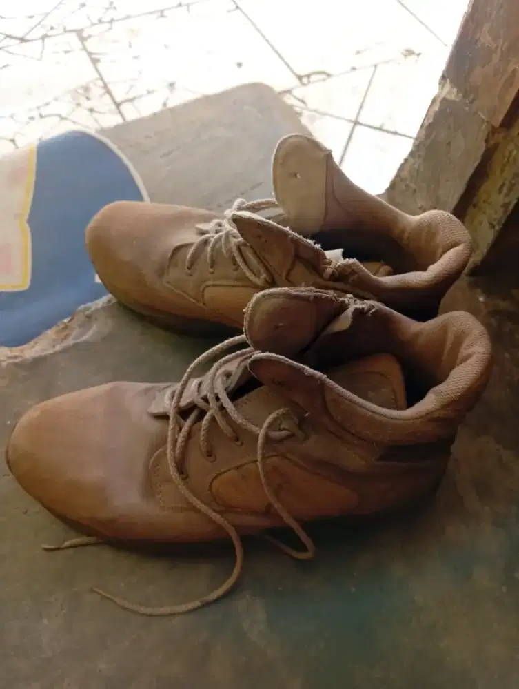 Sepatu bekas,kulit masih bagus,untuk kerja