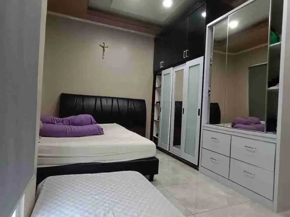rumah bagus  3 lantai full renovasi siap huni dekat sekolah di harapan indah 2 bekasi