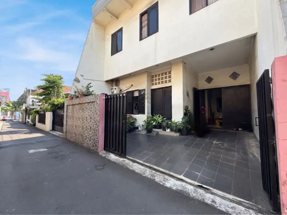 CUMA 3 M ! RUMAH 2,5 LANTAI + ROOFTOP DI TEBET BARAT, PUNYA 7 KAMAR & COCOK UNTUK BISNIS KOST !