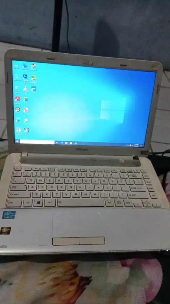 Laptop Thosiba core i3 ram 8 gb internal 500gb