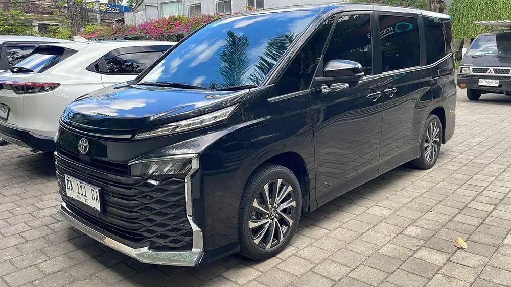 Toyota voxy 2.0L AT 2023