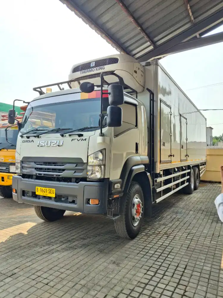 Truk Box Freezer Isuzu Giga Fvm 285ps Tahun 2023