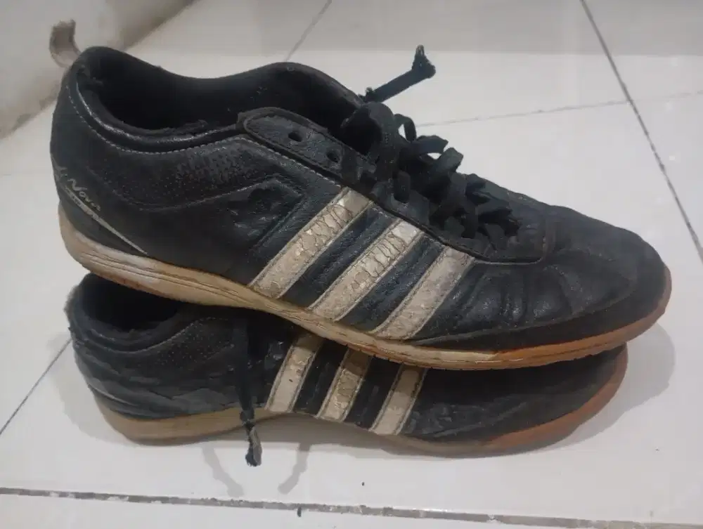 Sepatu Futsal Adidas Adinova
