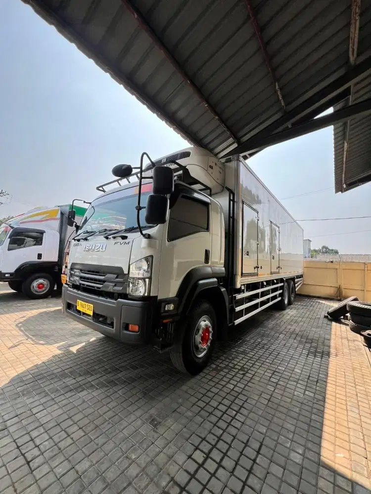Truk Box Freezer/Thermoking Isuzu Giga FVM 34U 285PS Tahun 2023