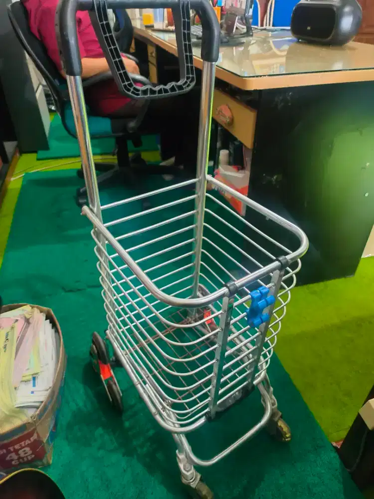 Troli Belanja dan Galon