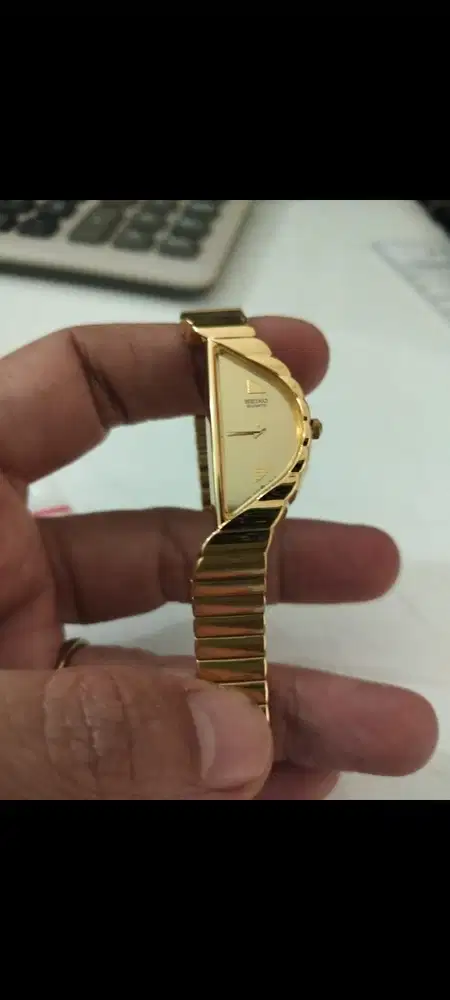 Jam tangan model Seiko Rivoli half moon
