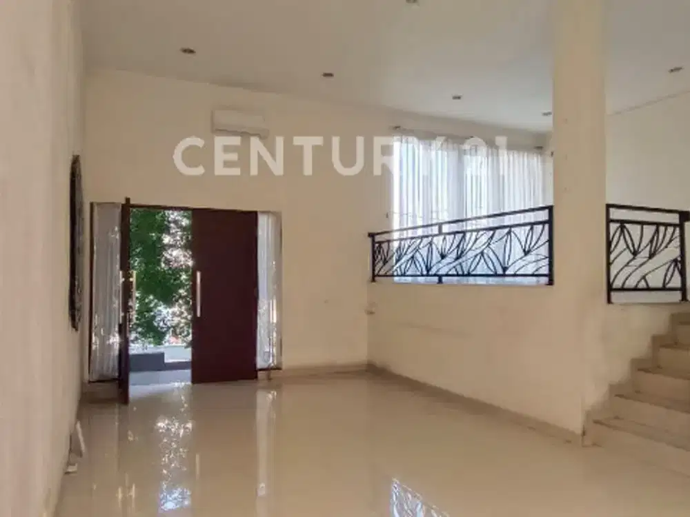 Rumah Tiga Lantai Unfurnished 3+1BR Di Kelapa Gading Jakut