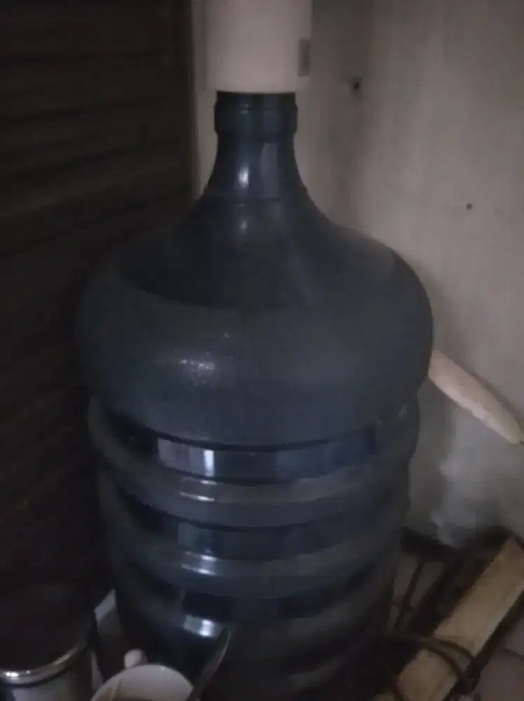 galon aqua + pompa