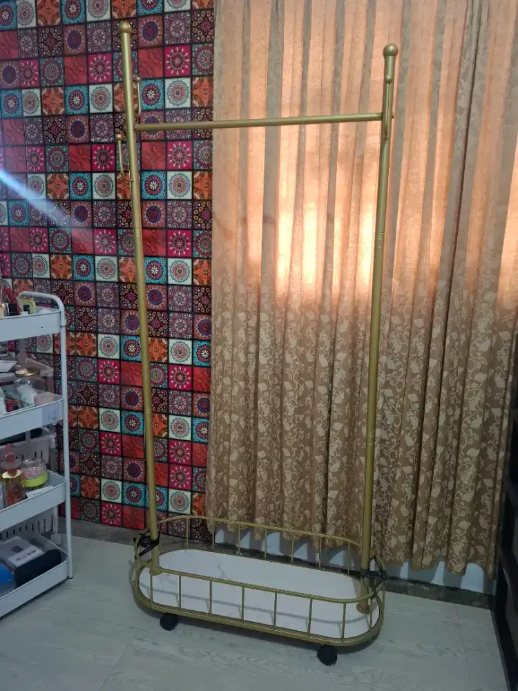 Rak baju gantungan minimalis mudah di pindah ada roda ukuran 150x100cm