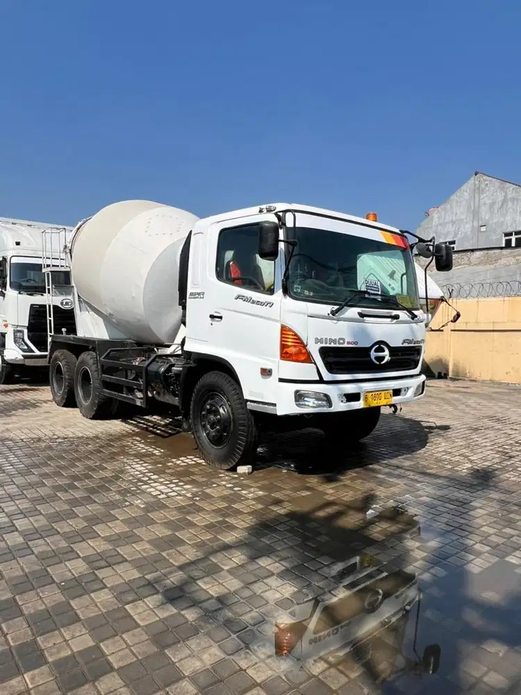 Truk Mixer/Molen Hino 500 FM 260 JM Tahun 2013/2014/2015