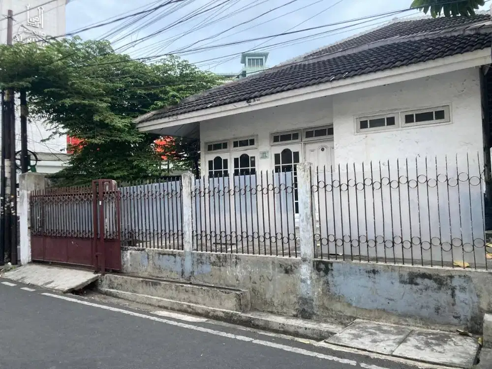 Rumah Posisi Hook di Lokasi Strategis di Jakarta Pusat