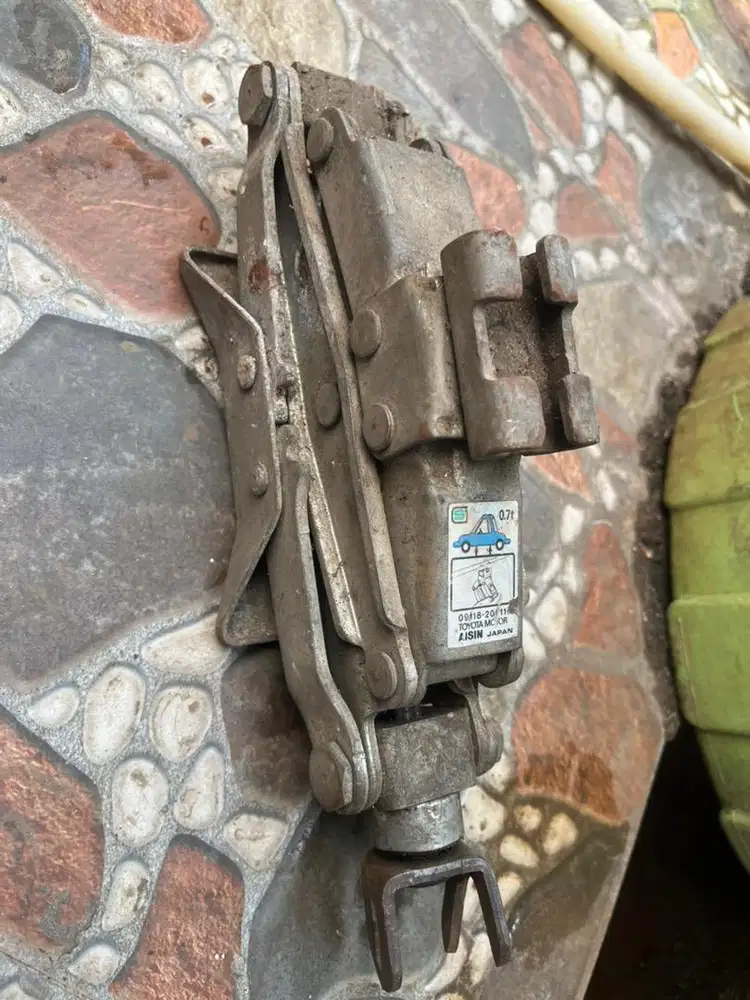 dongkrak mobil hanya dongkrak nya saja