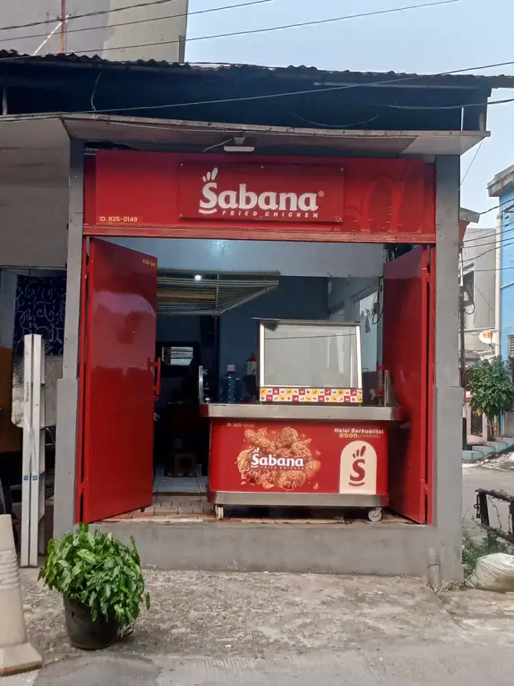 Hand over Sabana Fried