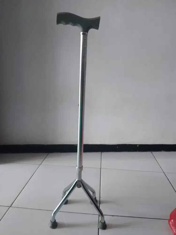 Tongkat jalan lansia