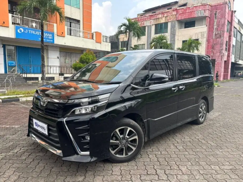 Toyota Voxy 2.0 Bensin AT 2018 Hitam