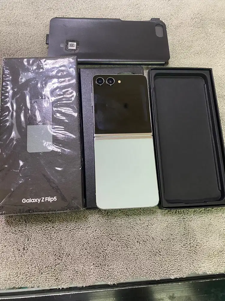 Samsung flip5 8/512GB Mint Like NEW