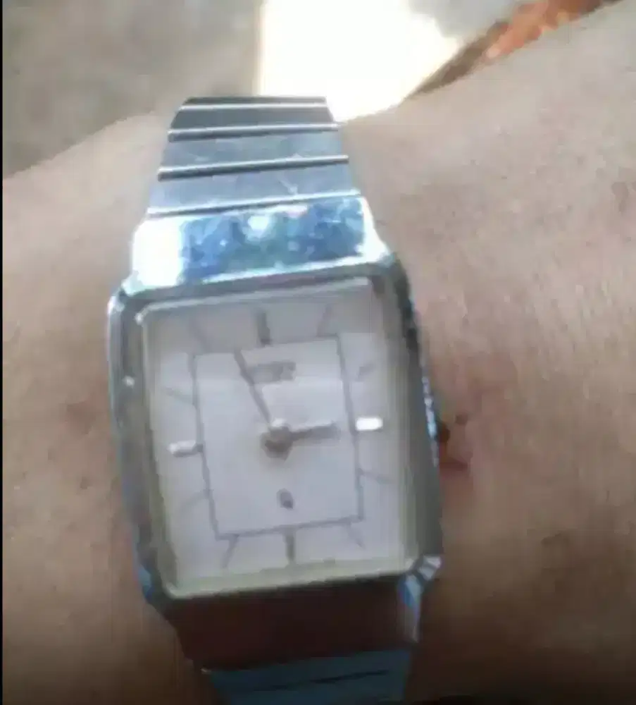 Jam wanita warna silver merk Citizen quartz