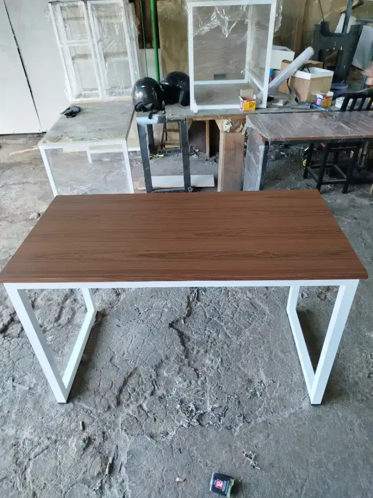 Meja Kerja Industrial Modern