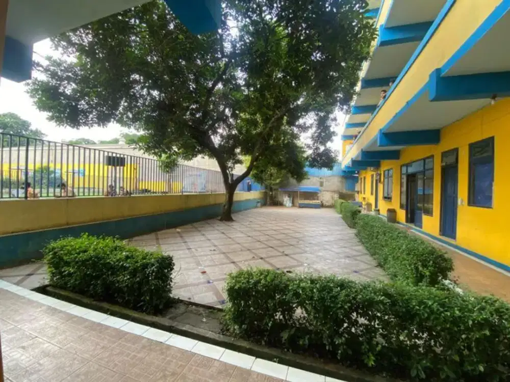 Gedung Siap Huni dengan Halaman Luas dan Fasilitas Lengkap di Bekasi