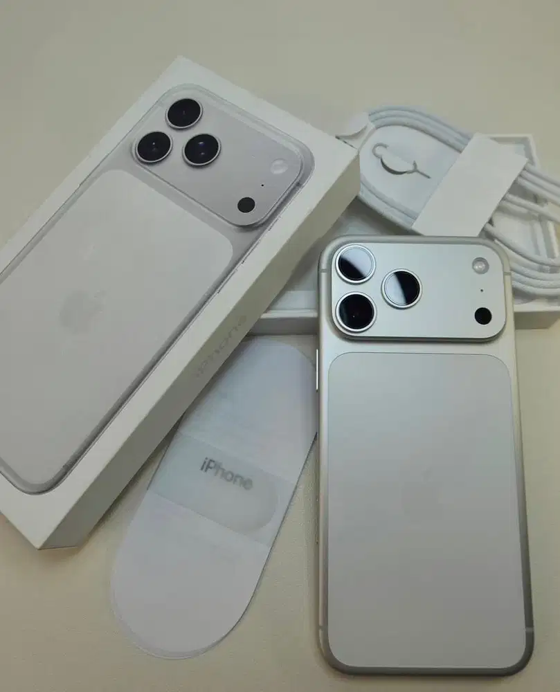 Dijual iphone 17 pro 256 silver ex ibox garansi masih panjang like new