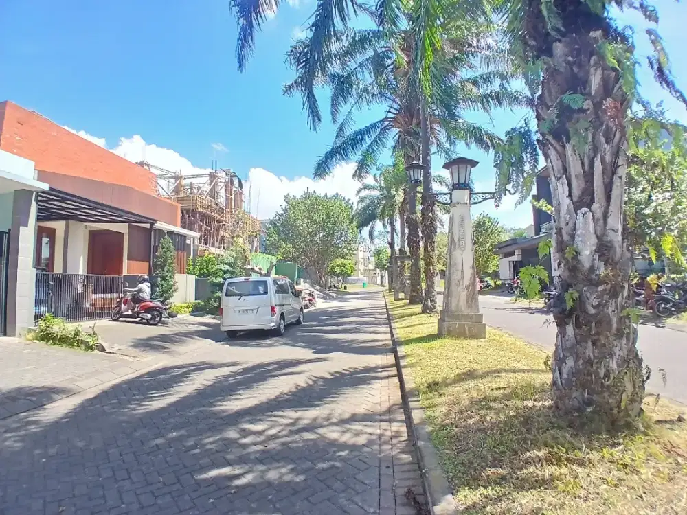 Rumah Luas 350 m² di Jalan Boulevard Nieuw Indie Araya