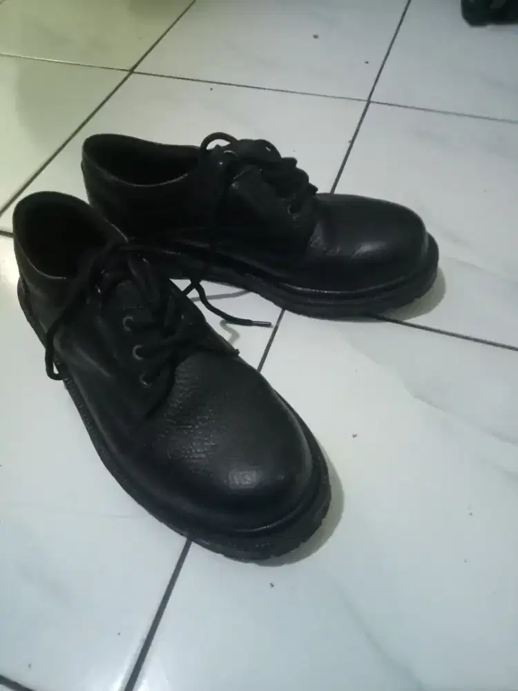 Sepatu Sefty World Crus Uk. 41 baru di pake 1kali kondisi 95%