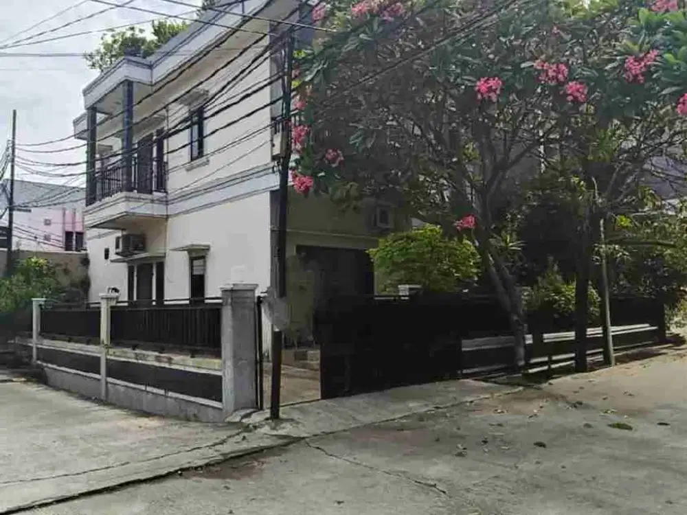 Jual cepat rumah minimalis hook tingkat uda tinggi dari jalan di kelapa gading jakut