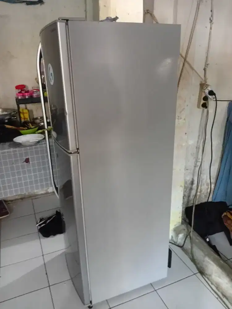 Kulkas 2 pintu merk sharp normal dingin blm pernah service