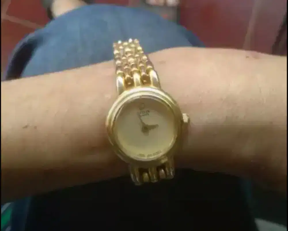 Jam wanita citizen quartz warna emas