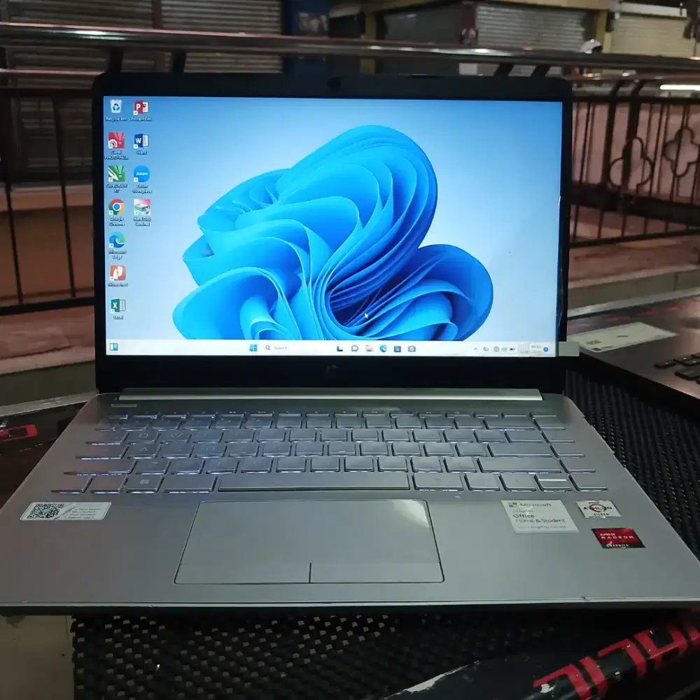 Hp 14s AMD ATLHON SILVER 3050U RAM4GB SSD Kyb backlite