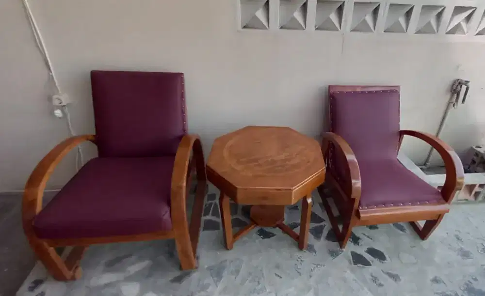 Satu set kursi kayu jati