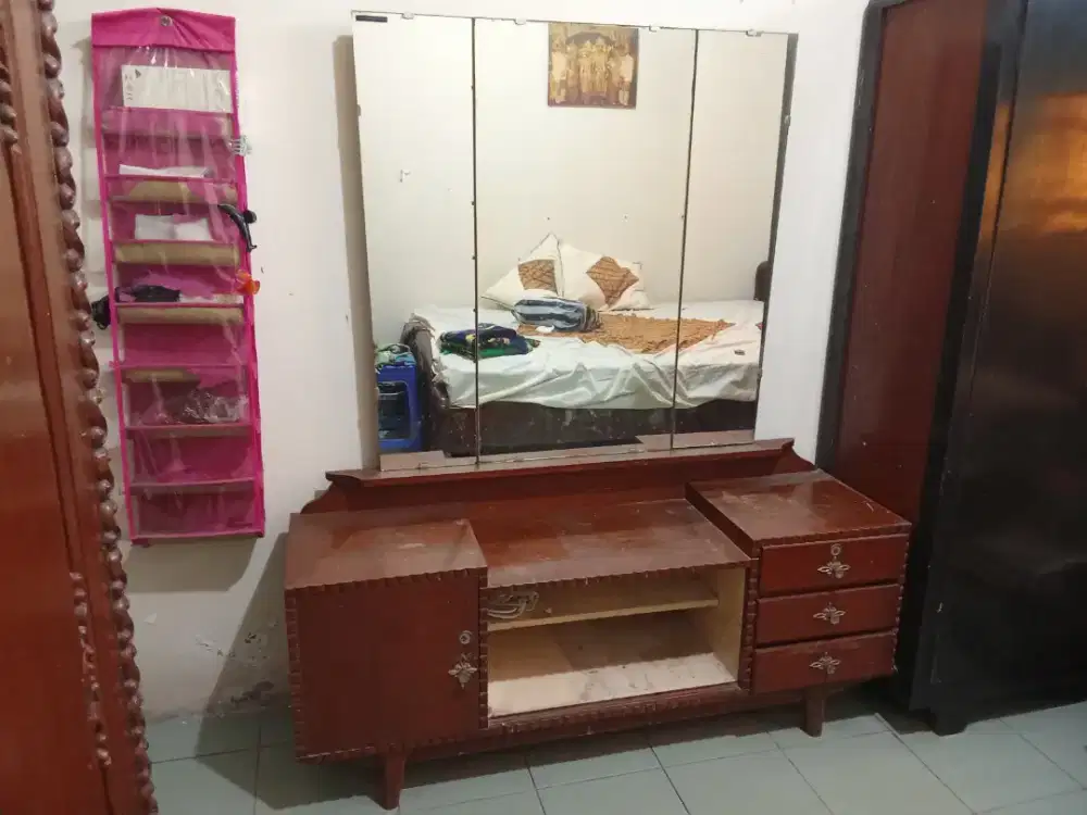 Meja rias dari kayu jati tua