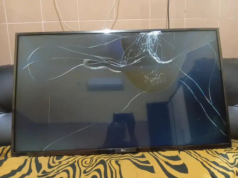 DIJUAL TV LG 43UQ75 Smart TV LCD Pecah