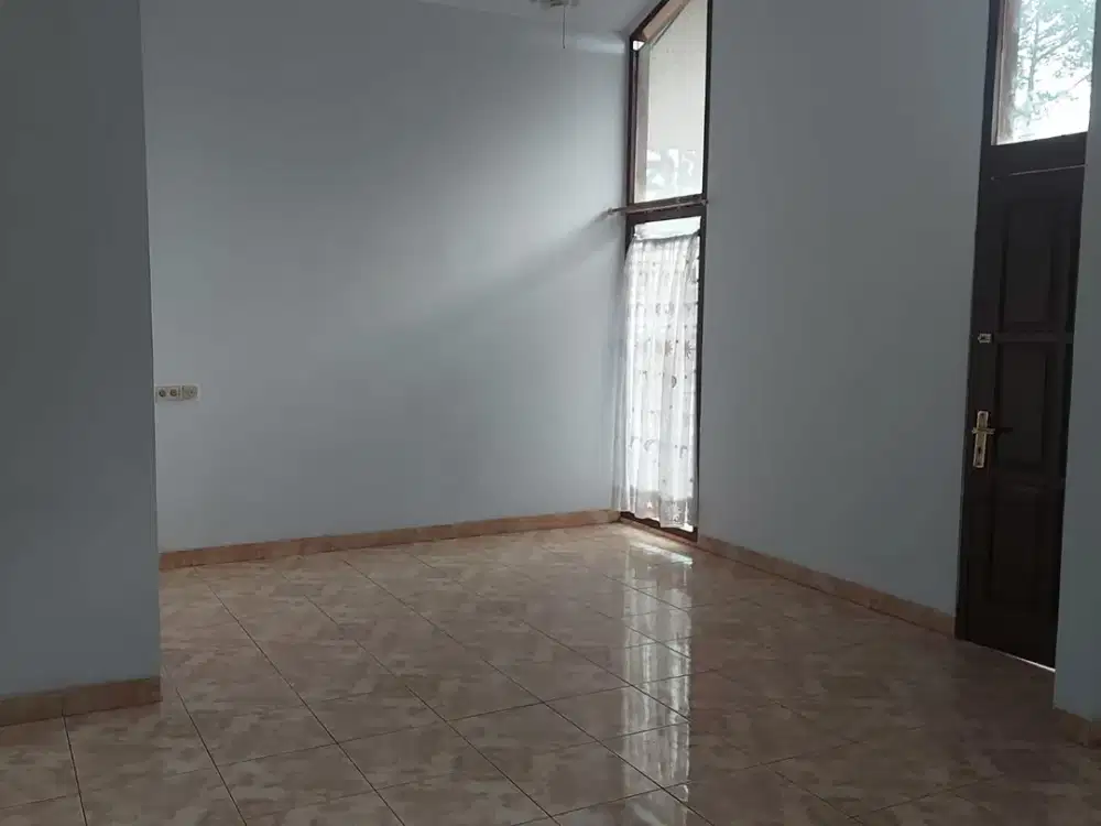DIJUAL RUMAH KT 4+1 DI SURYA KENCANA BOGOR, RUMAH TERAWAT DAN STRATEGIS