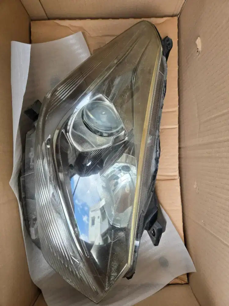 Lampu depan / Headlamp original bagian kanan daihatsu ayla 1.2