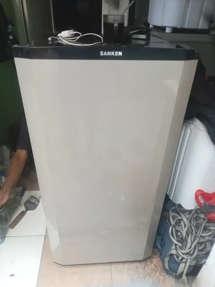 Kulkas 1 pintu merk sanken normal dingin beku nego tipis