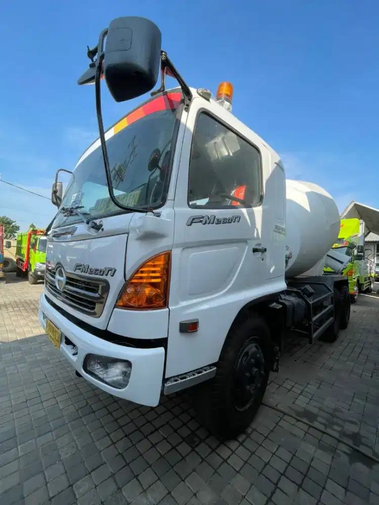 TRUK MIXSER/MOLEN HINO FM 260 JM