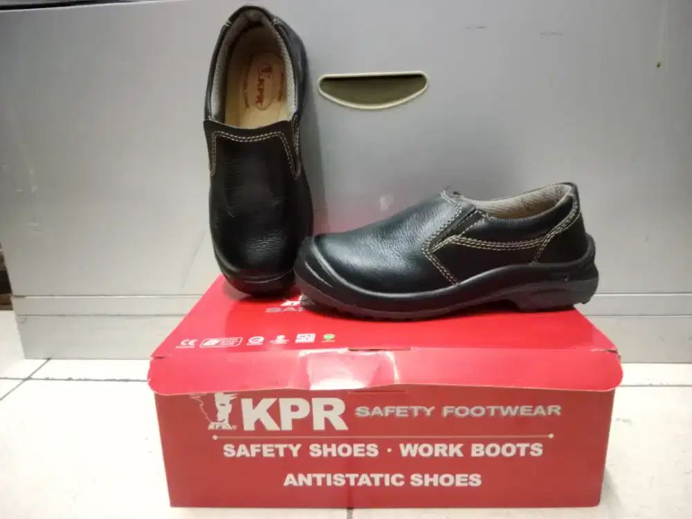 Sepatu safety hitam