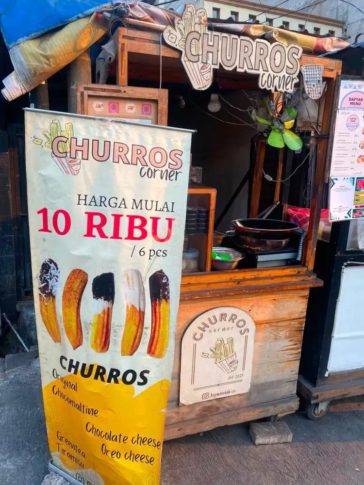 menjaga stall makanan