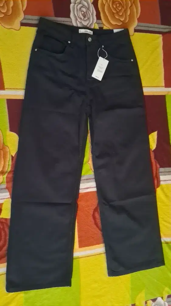 STRAIGHT MID RISE JEANS