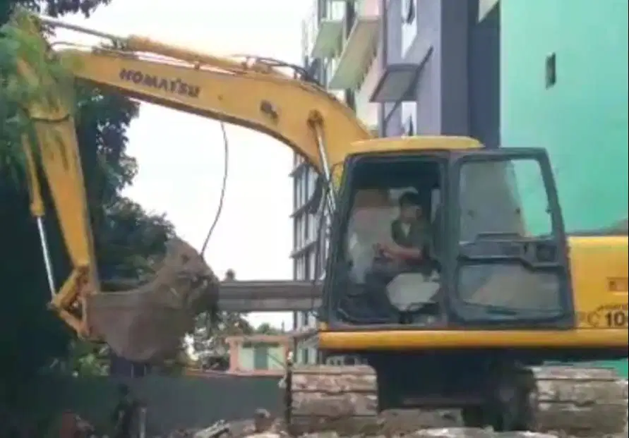 Dijual Excavator Komatsu model PC100-6
